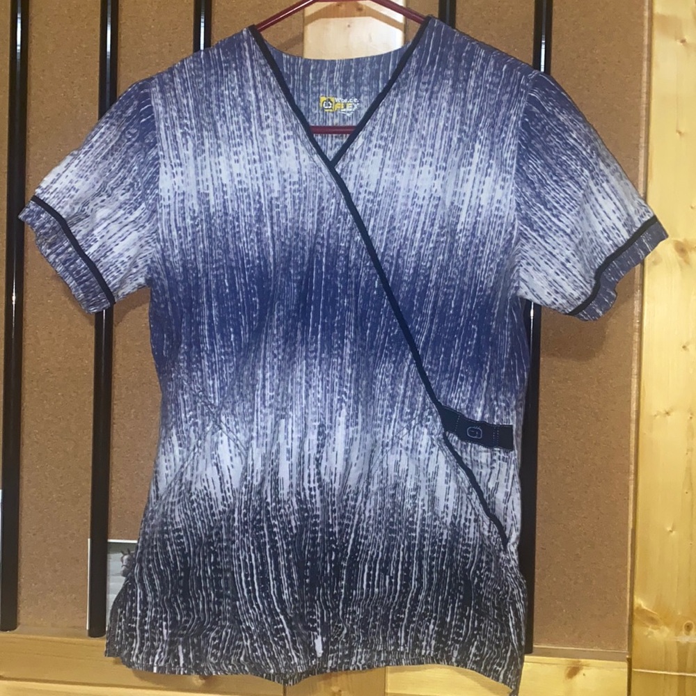 Wonder Flex scrub top size Med